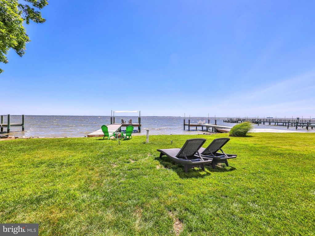 Image 4 of property listing at 4721 OAK RD, Shady Side, MD 20764