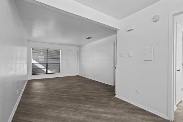320 E 4th Street 106, Arlington, TX 76010