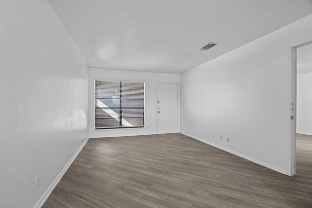 320 E 4th Street 106, Arlington, TX 76010