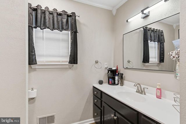 22 DOLPHIN CIR W, Bayville, NJ 08721