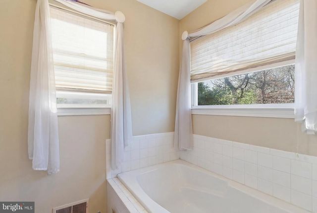 22 DOLPHIN CIR W, Bayville, NJ 08721