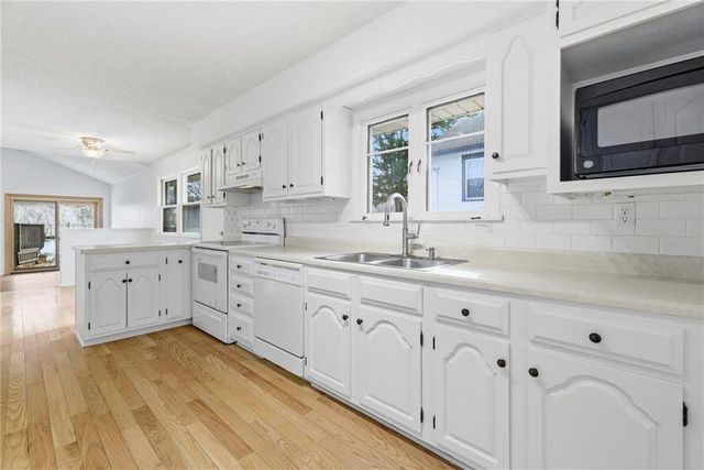 3815 W 73rd Terrace, Prairie Village, KS 66208