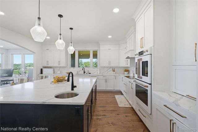 3142 Holburn Court, Oakland Charter Township, MI 48363