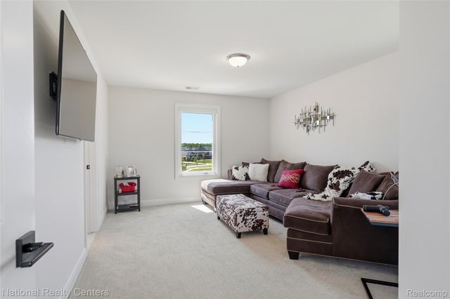 3142 Holburn Court, Oakland Charter Township, MI 48363