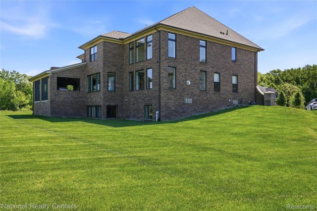 3142 Holburn Court, Oakland Charter Township, MI 48363