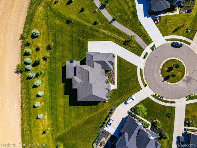 3142 Holburn Court, Oakland Charter Township, MI 48363