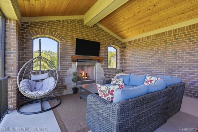 3142 Holburn Court, Oakland Charter Township, MI 48363