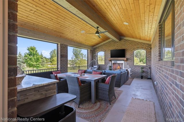3142 Holburn Court, Oakland Charter Township, MI 48363