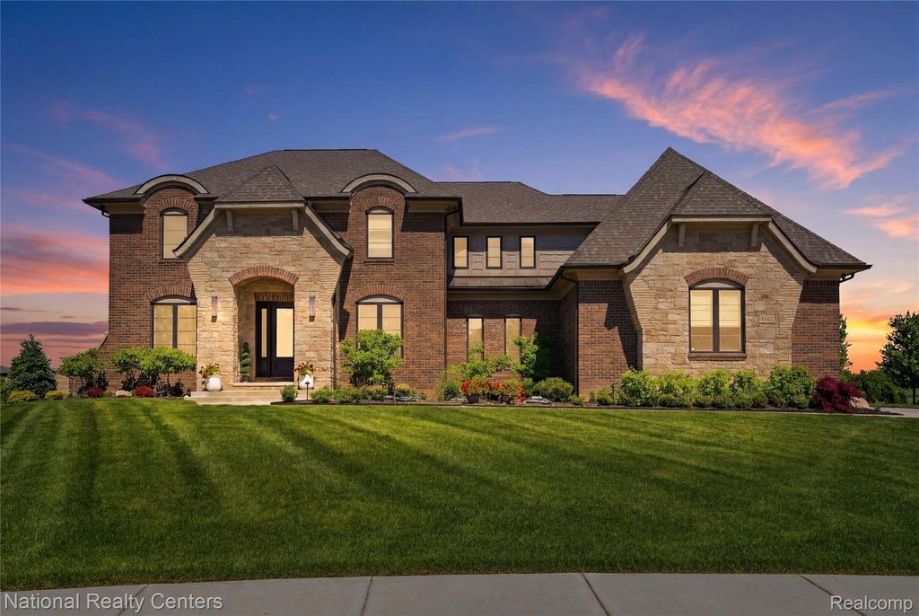 3142 Holburn Court, Oakland Charter Township, MI 48363