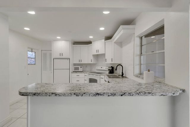 7 Greenway Village N 202, Royal Palm Beach, FL 33411