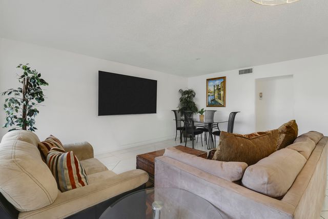 7 Greenway Village N 202, Royal Palm Beach, FL 33411