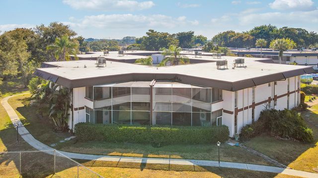 7 Greenway Village N 202, Royal Palm Beach, FL 33411