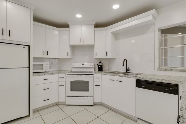 7 Greenway Village N 202, Royal Palm Beach, FL 33411