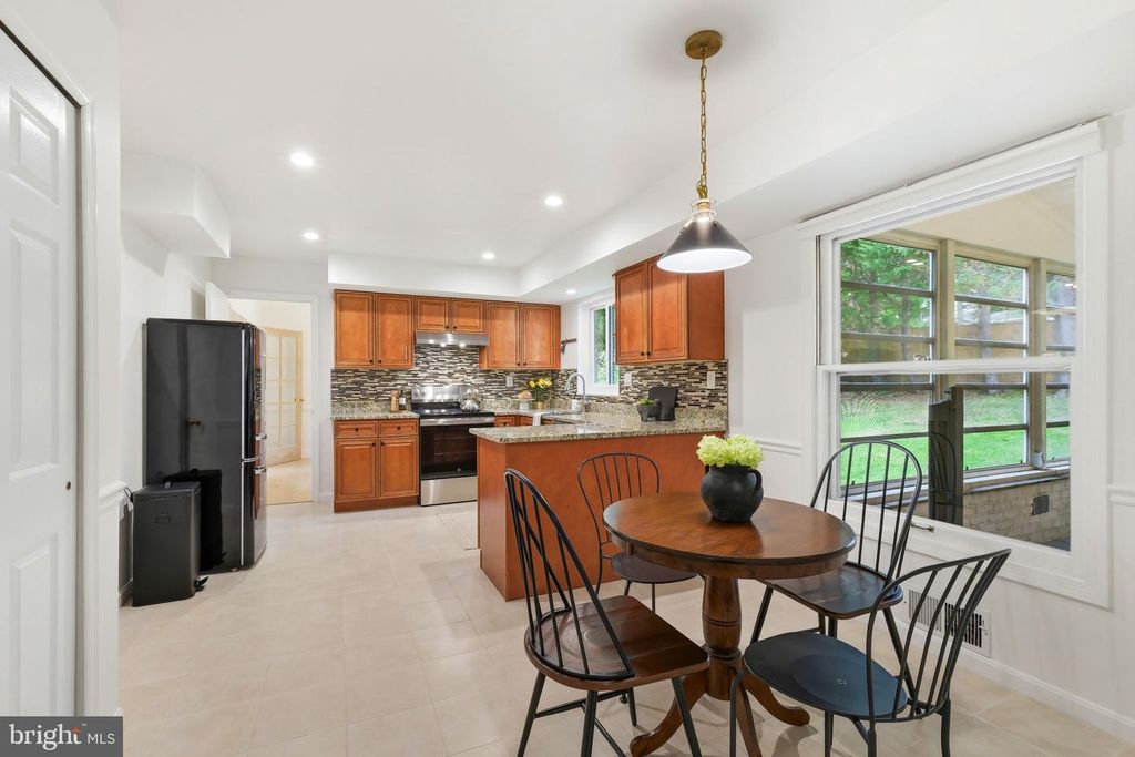 Image 14 of property listing at 10900 GAINSBOROUGH RD, Potomac, MD 20854
