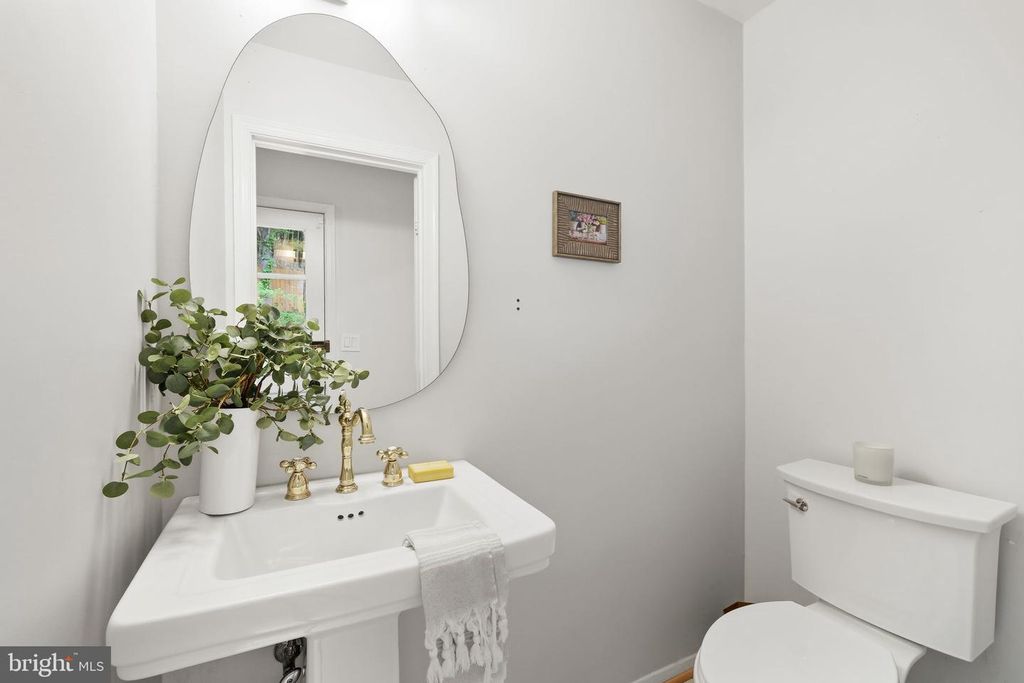 Image 21 of property listing at 10900 GAINSBOROUGH RD, Potomac, MD 20854