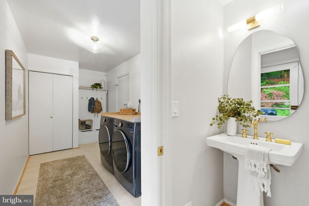 Image 23 of property listing at 10900 GAINSBOROUGH RD, Potomac, MD 20854