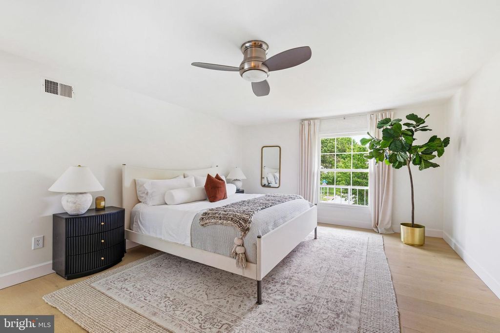 Image 25 of property listing at 10900 GAINSBOROUGH RD, Potomac, MD 20854