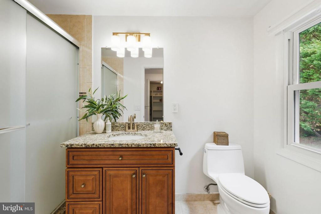 Image 28 of property listing at 10900 GAINSBOROUGH RD, Potomac, MD 20854
