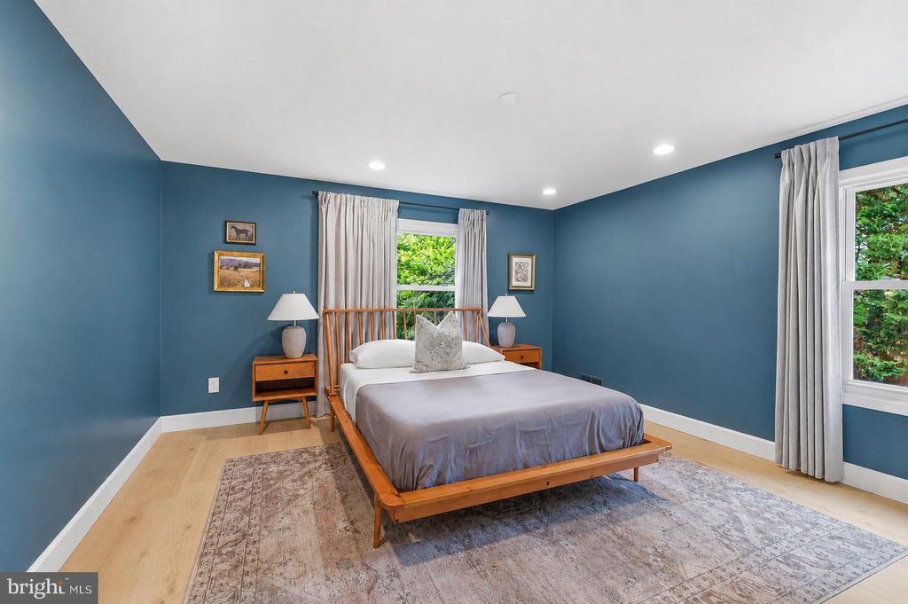 Image 30 of property listing at 10900 GAINSBOROUGH RD, Potomac, MD 20854