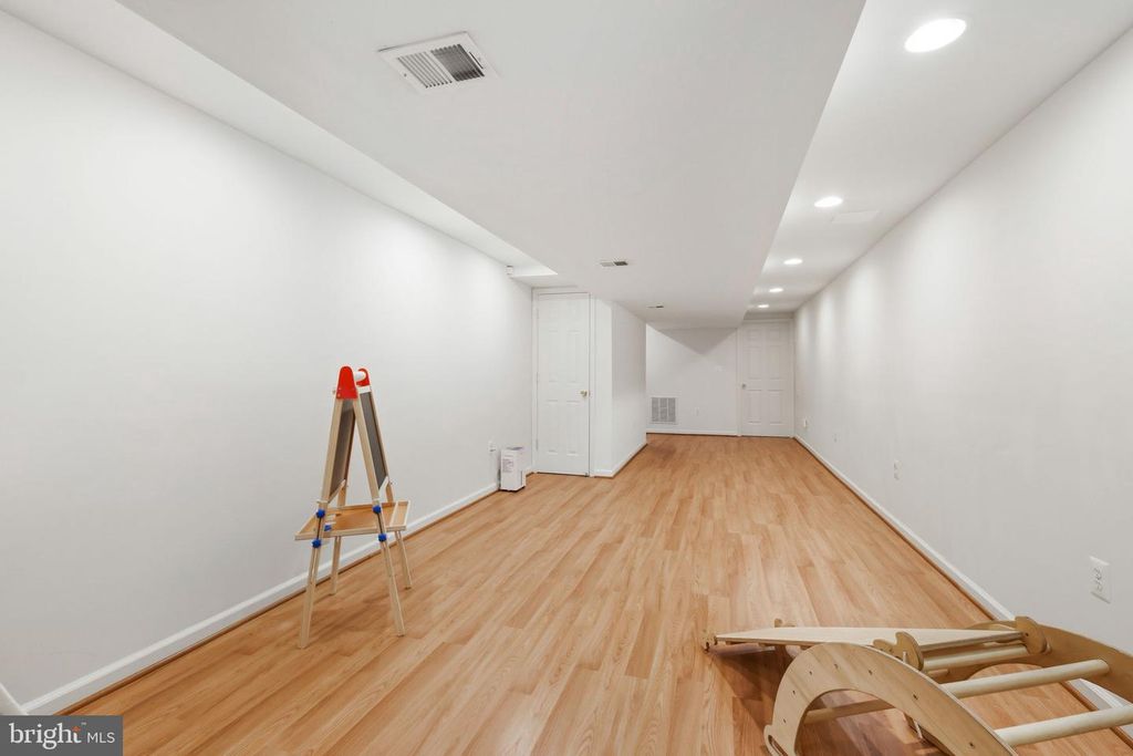 Image 36 of property listing at 10900 GAINSBOROUGH RD, Potomac, MD 20854