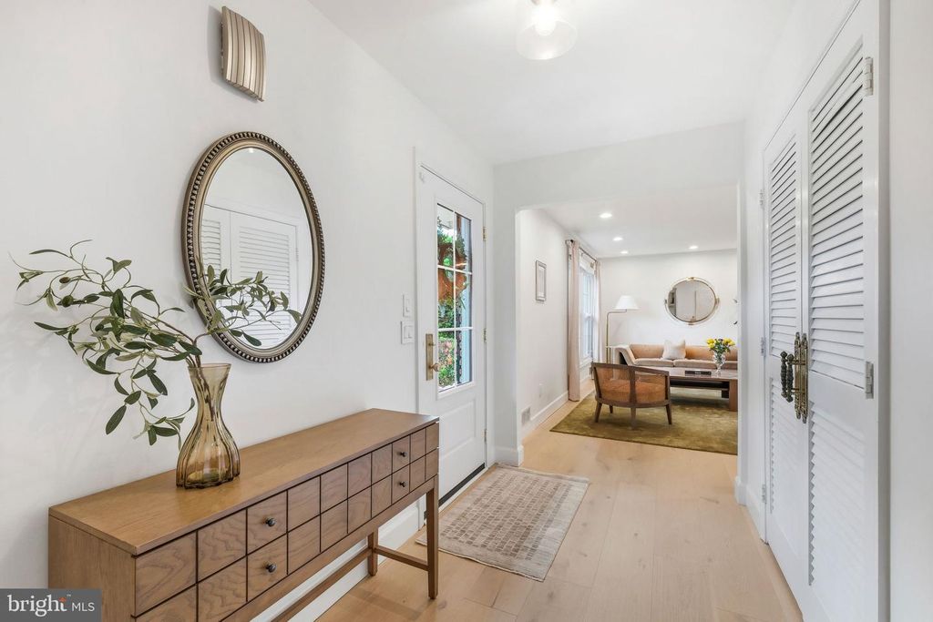 Image 4 of property listing at 10900 GAINSBOROUGH RD, Potomac, MD 20854