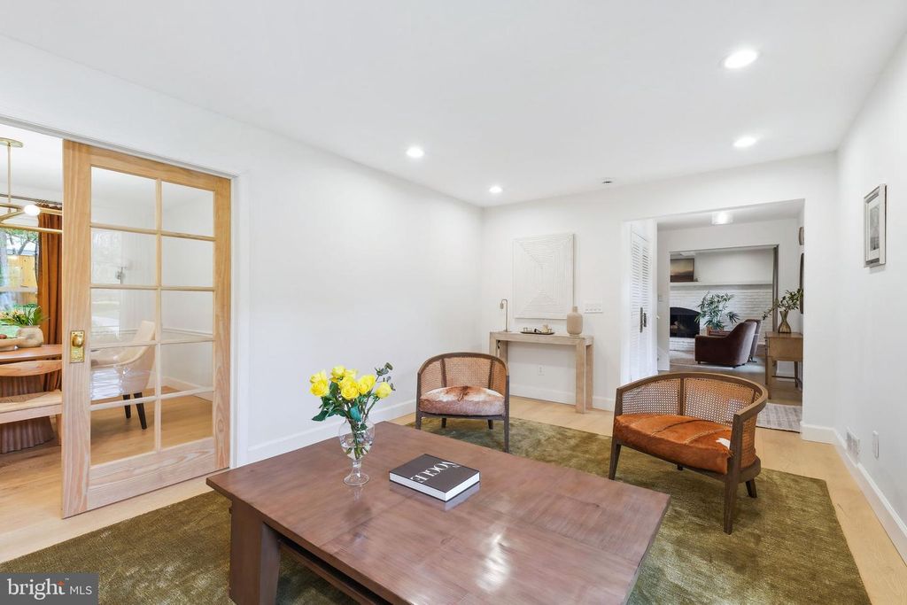 Image 6 of property listing at 10900 GAINSBOROUGH RD, Potomac, MD 20854