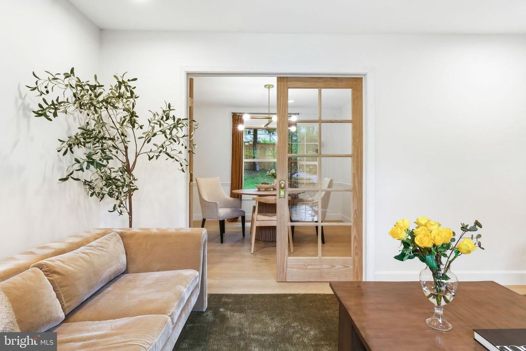 Image 7 of property listing at 10900 GAINSBOROUGH RD, Potomac, MD 20854