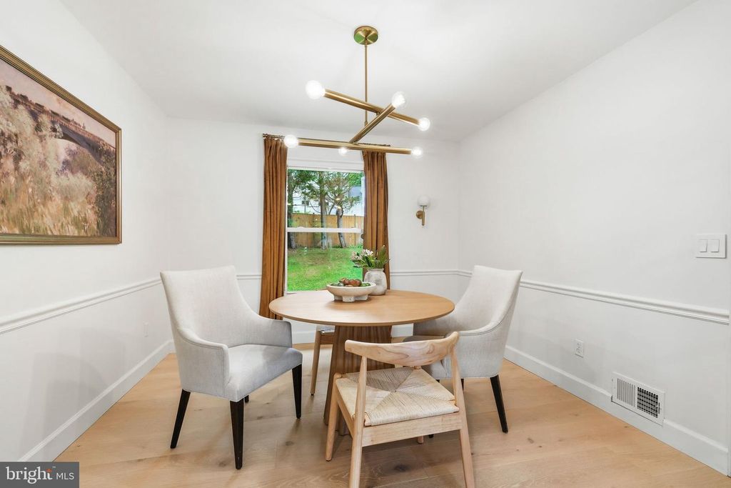Image 8 of property listing at 10900 GAINSBOROUGH RD, Potomac, MD 20854