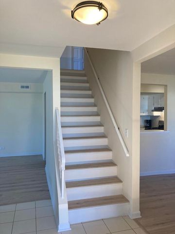 166 Chatham Court B, Bloomingdale, IL 60108