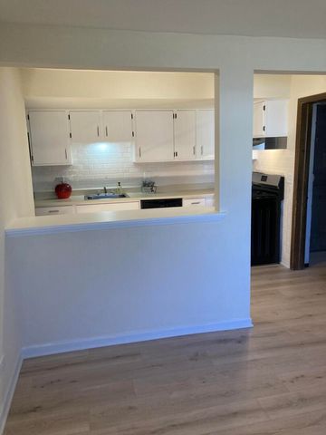 166 Chatham Court B, Bloomingdale, IL 60108