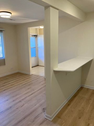 166 Chatham Court B, Bloomingdale, IL 60108