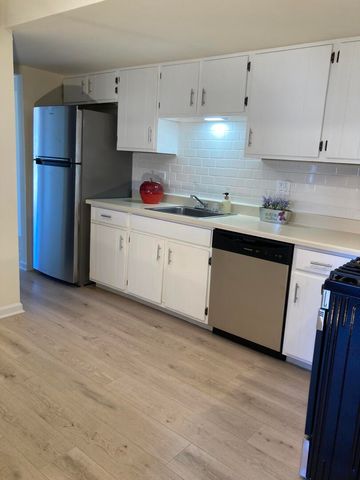 166 Chatham Court B, Bloomingdale, IL 60108