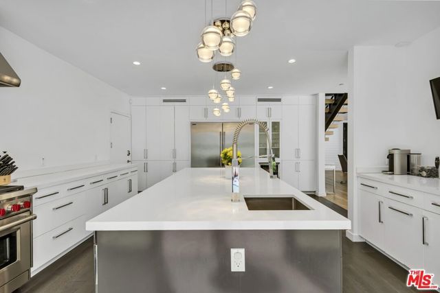 2044 Benedict Canyon Drive, Beverly Hills, CA 90210