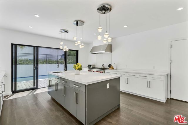 2044 Benedict Canyon Drive, Beverly Hills, CA 90210