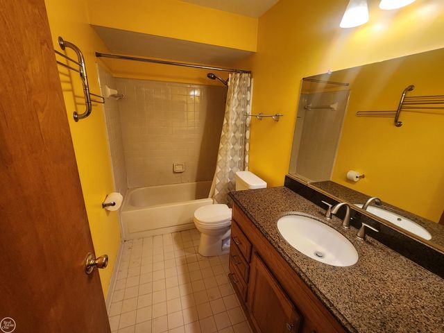30522 Oakridge Manor Drive, Roseville, MI 48066