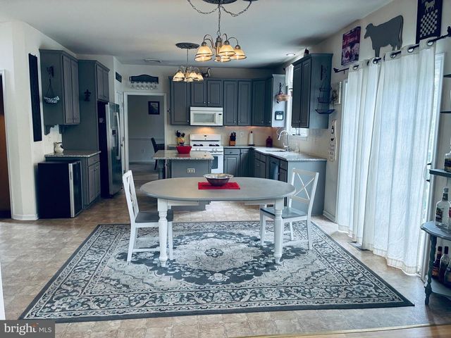 37 SADDLEVIEW DR, Royersford, PA 19468