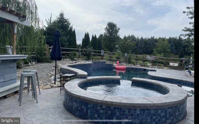 37 SADDLEVIEW DR, Royersford, PA 19468