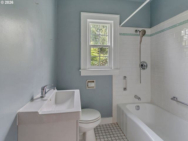 2721 Ne AINSWORTH St, Portland, OR 97211