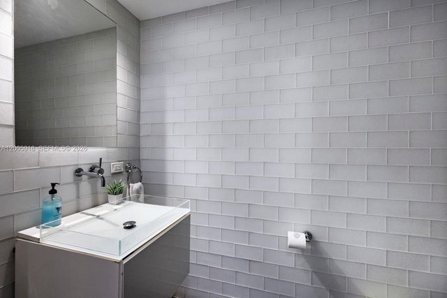 220 21st St 303, Miami Beach, FL 33139