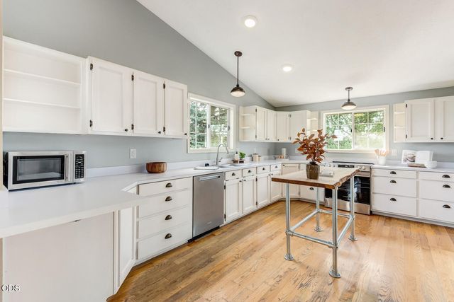 64160 Pioneer Loop, Bend, OR 97701
