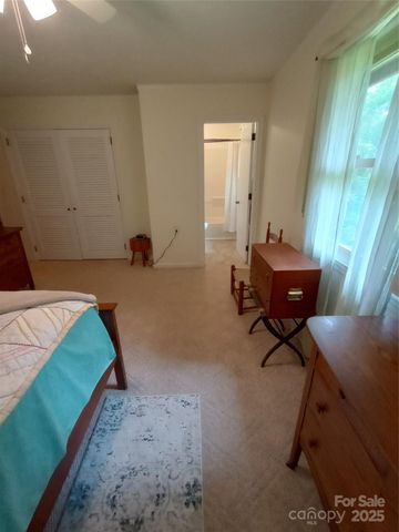 74 Melinda G Lane, Hendersonville, NC 28739