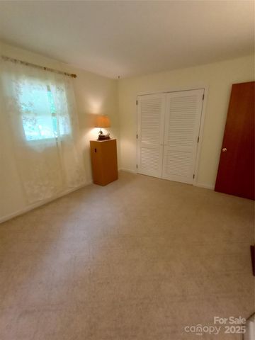 74 Melinda G Lane, Hendersonville, NC 28739
