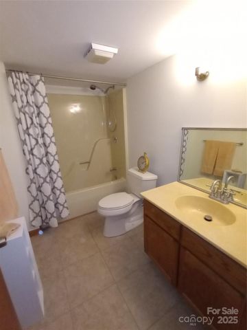 74 Melinda G Lane, Hendersonville, NC 28739