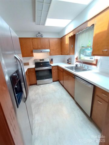 74 Melinda G Lane, Hendersonville, NC 28739