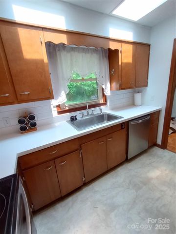 74 Melinda G Lane, Hendersonville, NC 28739