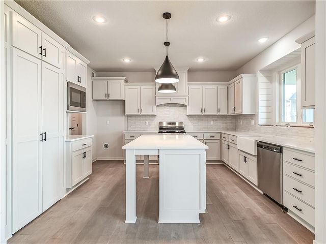 9292 Zarda Drive, Lenexa, KS 66227