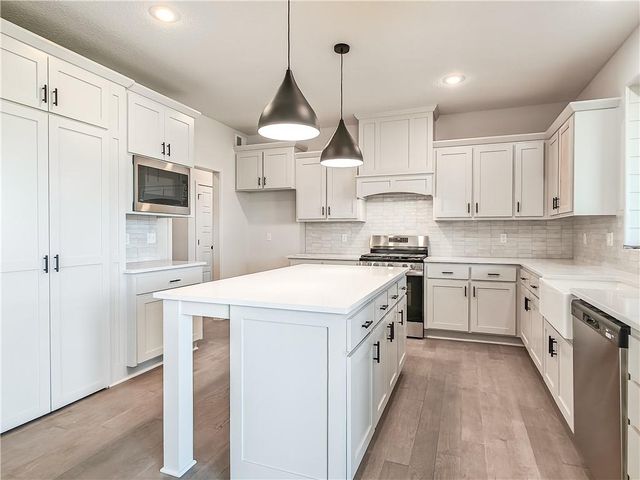 9292 Zarda Drive, Lenexa, KS 66227