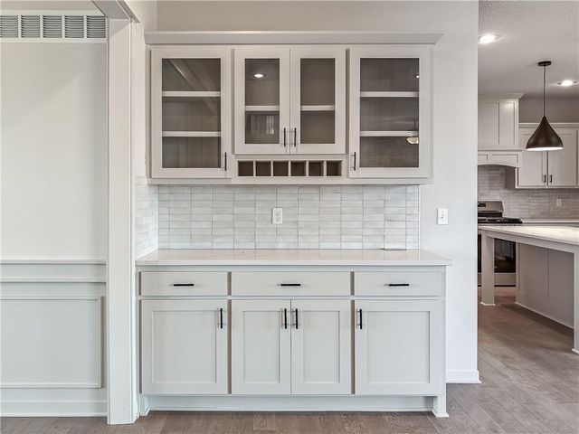 9292 Zarda Drive, Lenexa, KS 66227