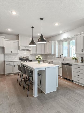 9292 Zarda Drive, Lenexa, KS 66227