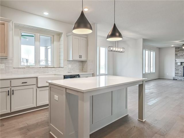 9292 Zarda Drive, Lenexa, KS 66227